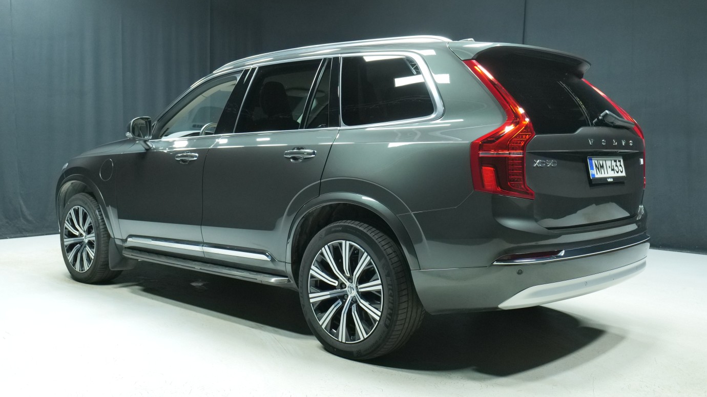 Esittelykuva Volvo XC90 kevythybridiautosta.