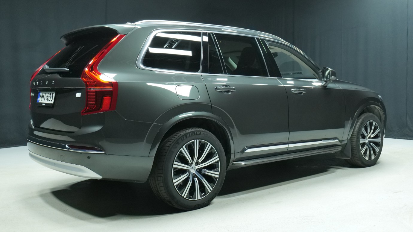 Esittelykuva Volvo XC90 kevythybridiautosta.