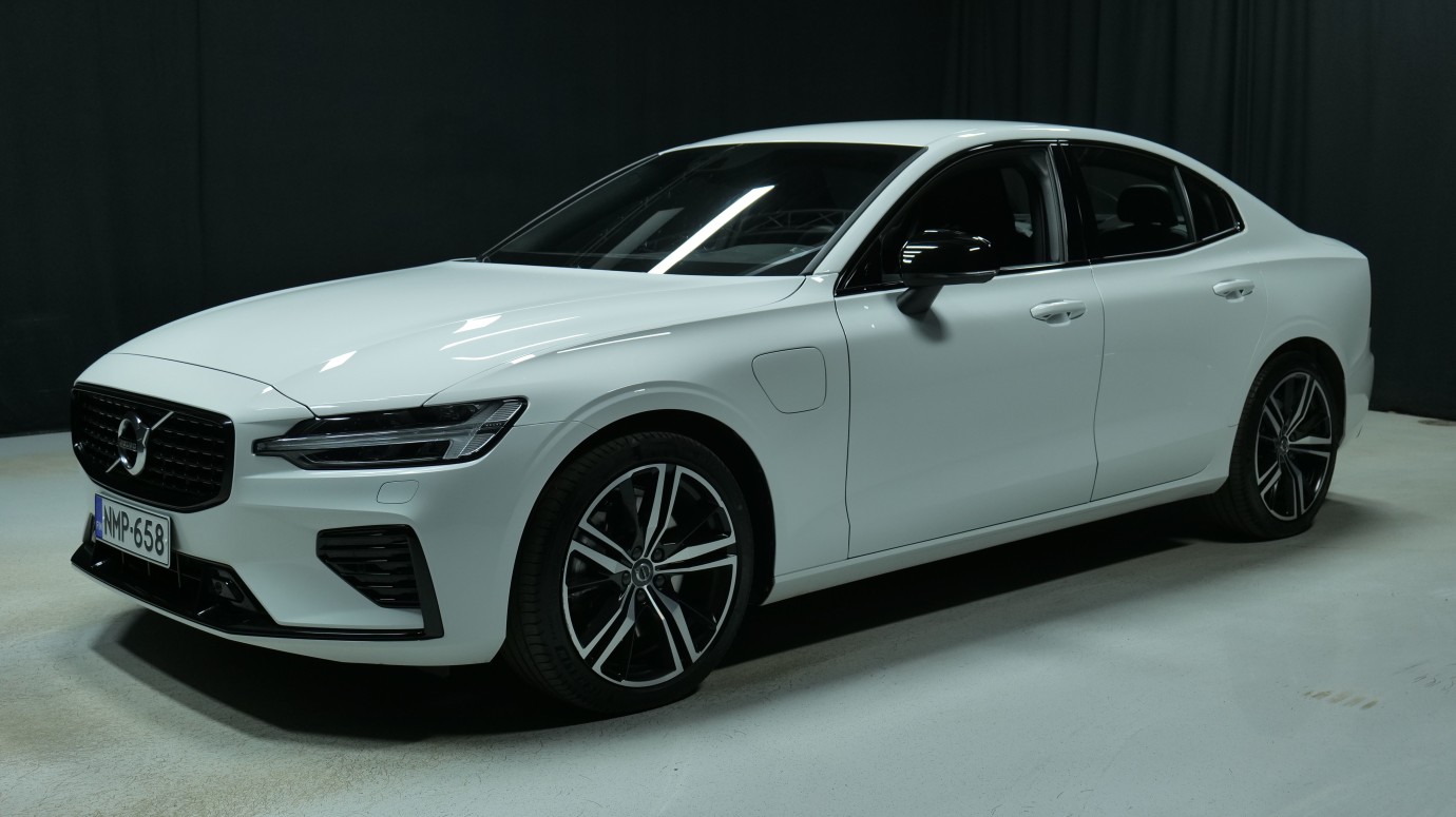 Esittelykuva Volvo S60 kevythybridiautosta.