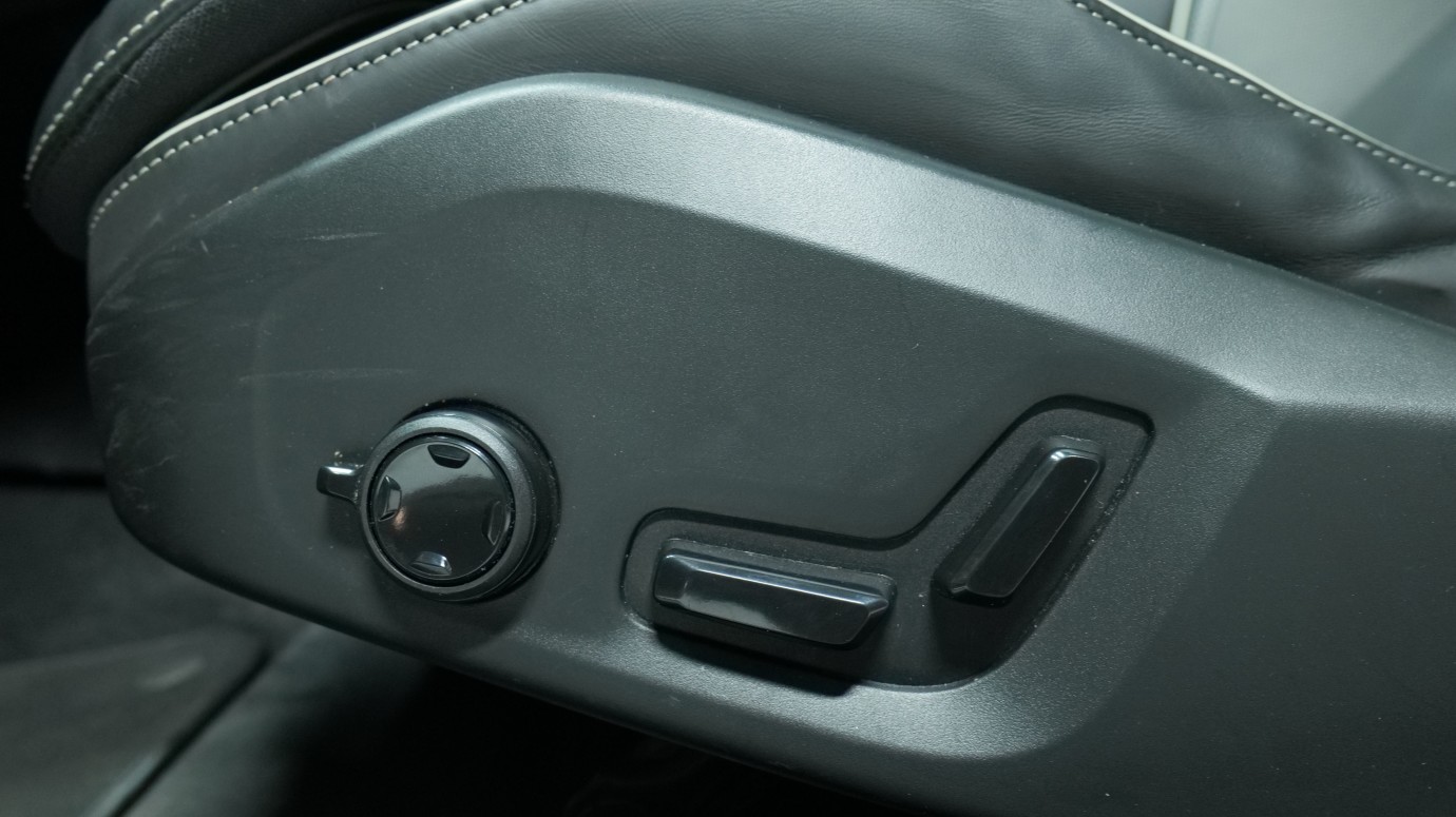 Esittelykuva Volvo S60 kevythybridiautosta.