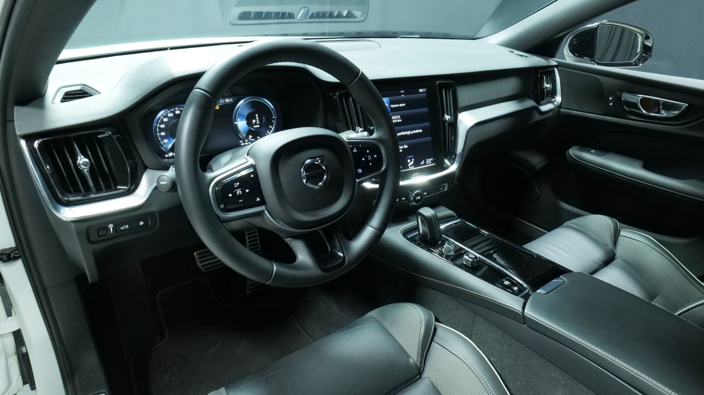 Esittelykuva Volvo S60 kevythybridiautosta.