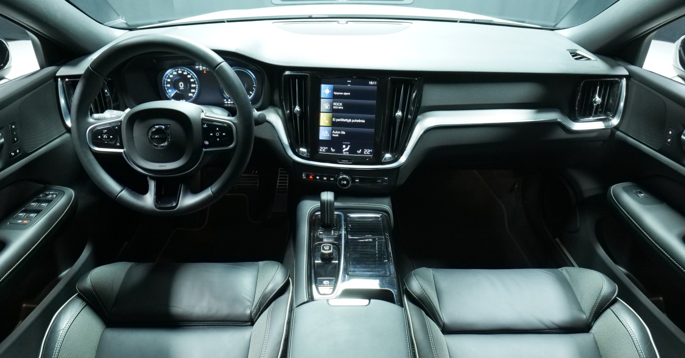 Esittelykuva Volvo S60 kevythybridiautosta.