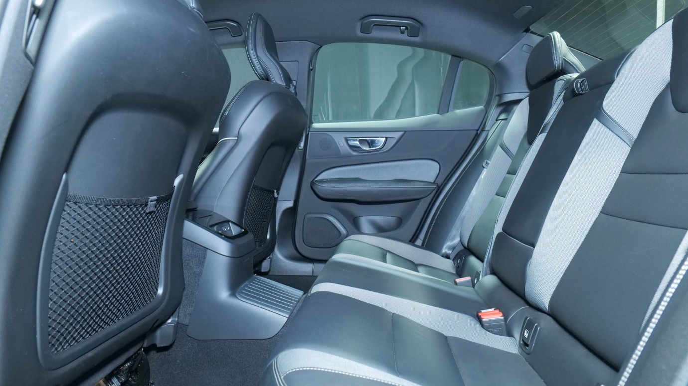 Esittelykuva Volvo S60 kevythybridiautosta.