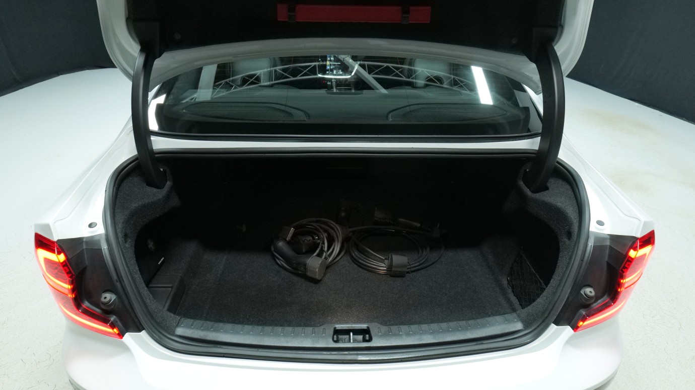 Esittelykuva Volvo S60 kevythybridiautosta.
