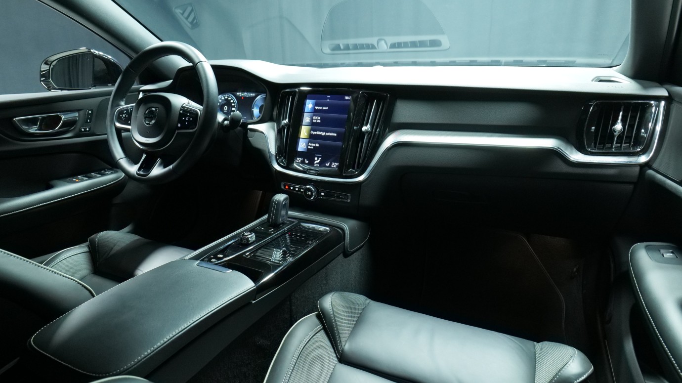Esittelykuva Volvo S60 kevythybridiautosta.