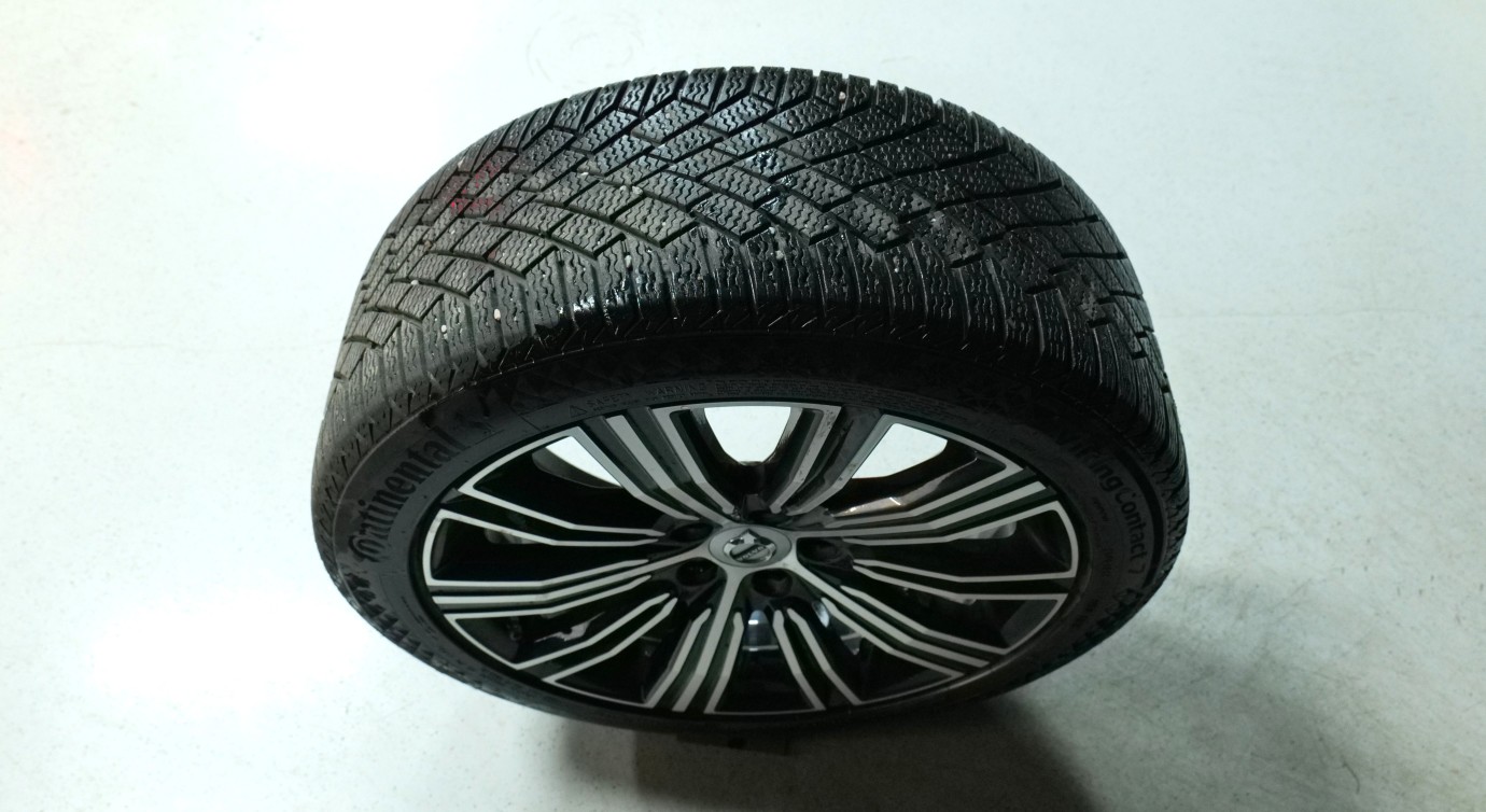 Esittelykuva Volvo S60 kevythybridiautosta.