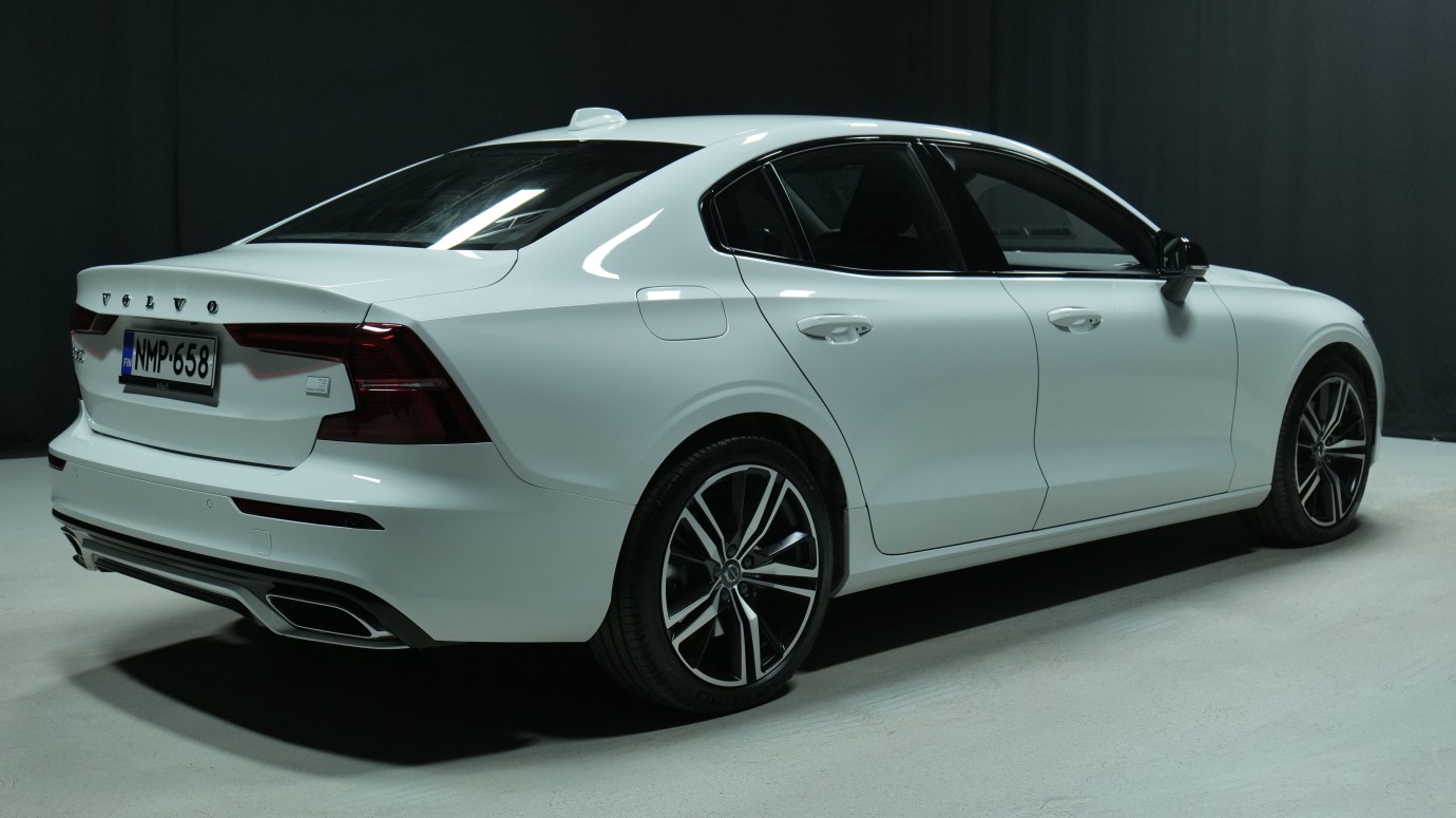 Esittelykuva Volvo S60 kevythybridiautosta.