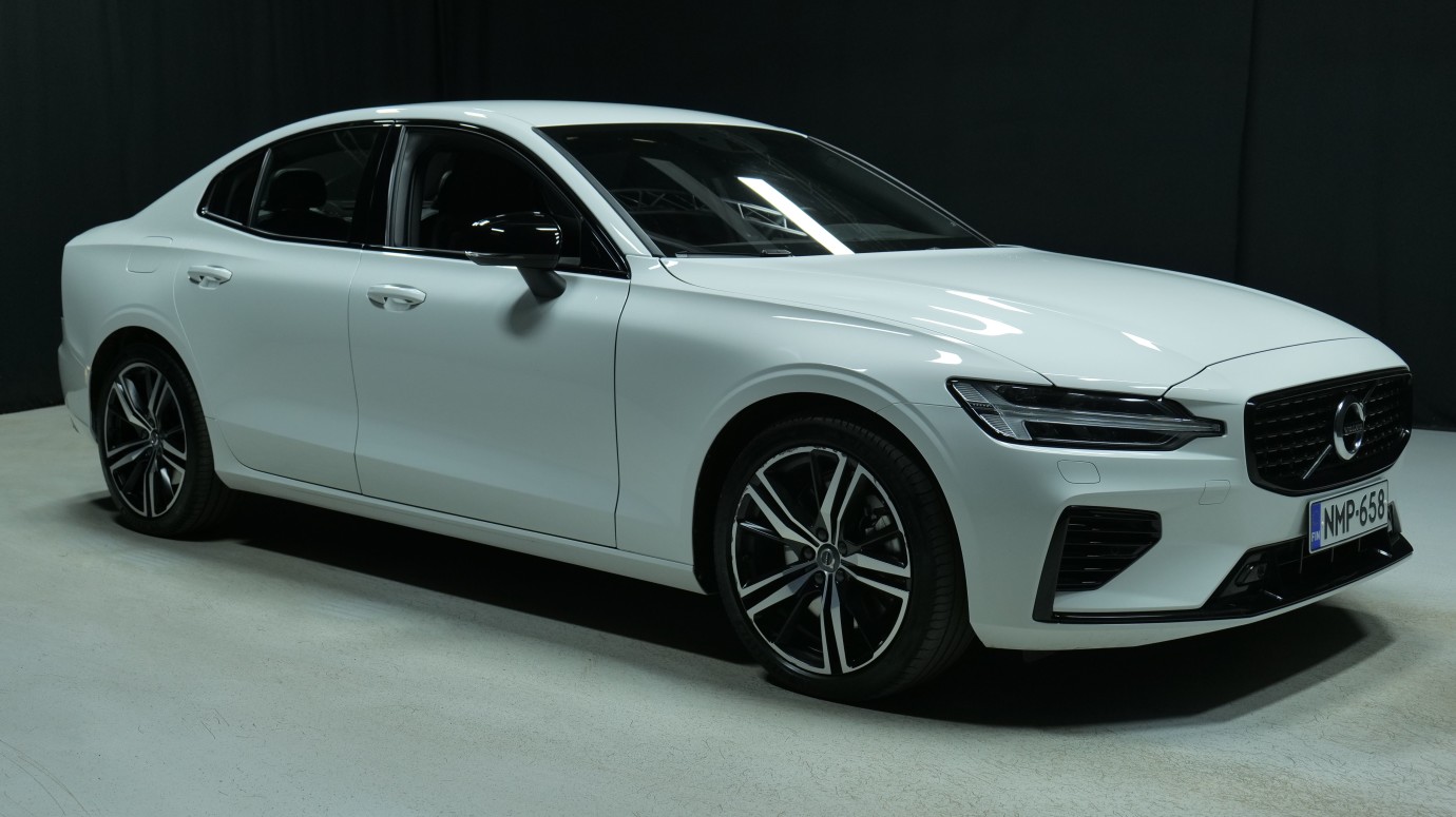 Esittelykuva Volvo S60 kevythybridiautosta.