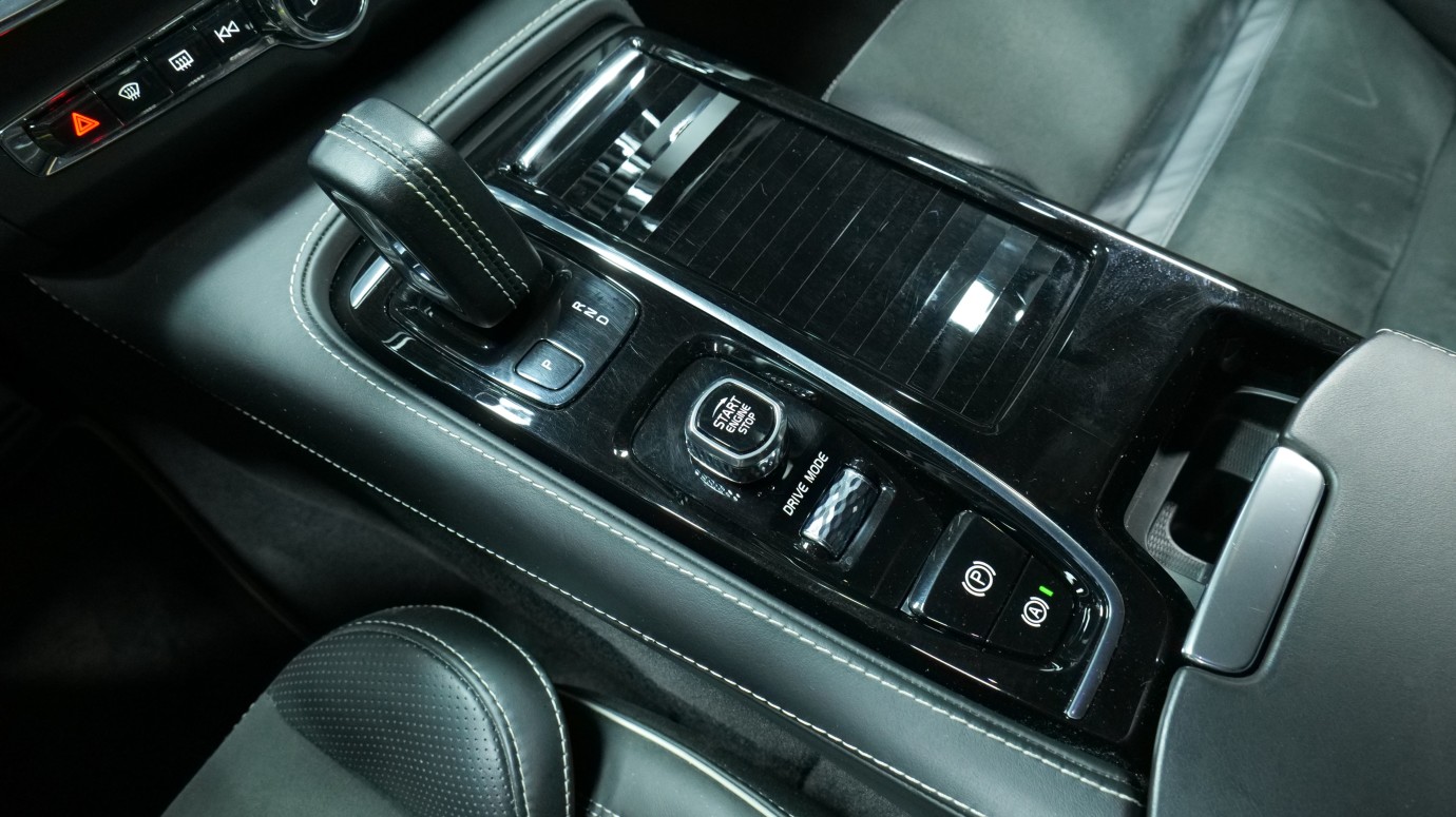 Esittelykuva Volvo V90 kevythybridiautosta.