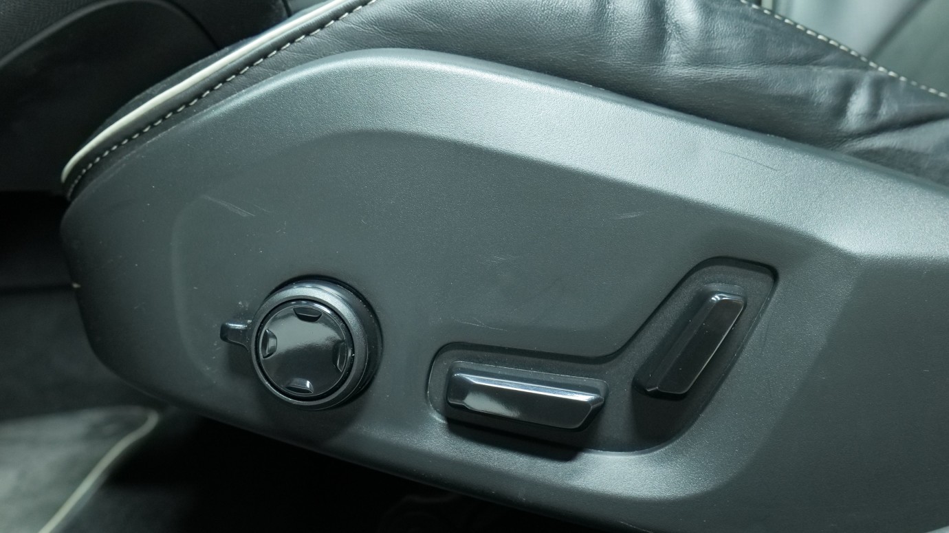 Esittelykuva Volvo V90 kevythybridiautosta.