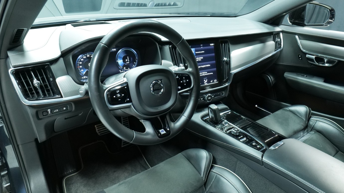 Esittelykuva Volvo V90 kevythybridiautosta.