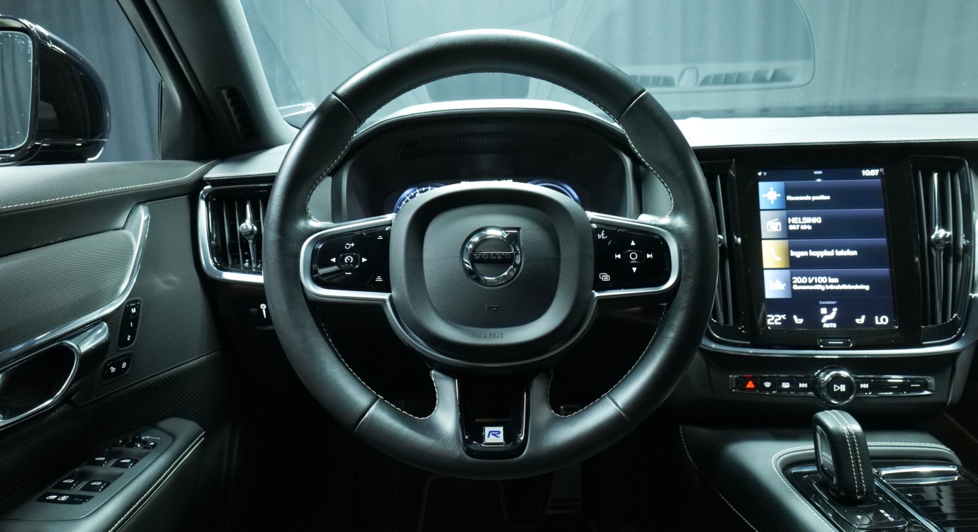 Esittelykuva Volvo V90 kevythybridiautosta.