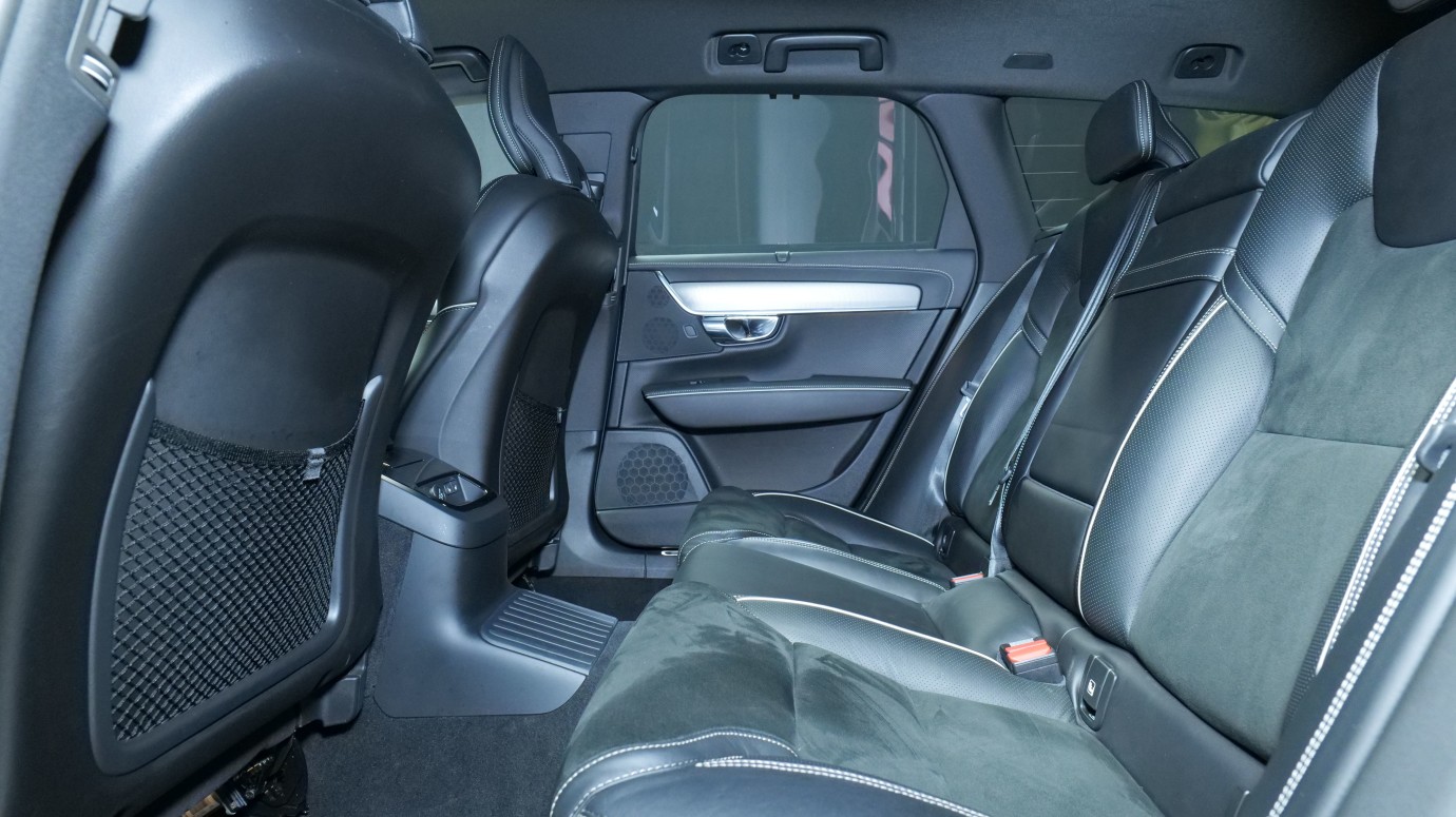 Esittelykuva Volvo V90 kevythybridiautosta.