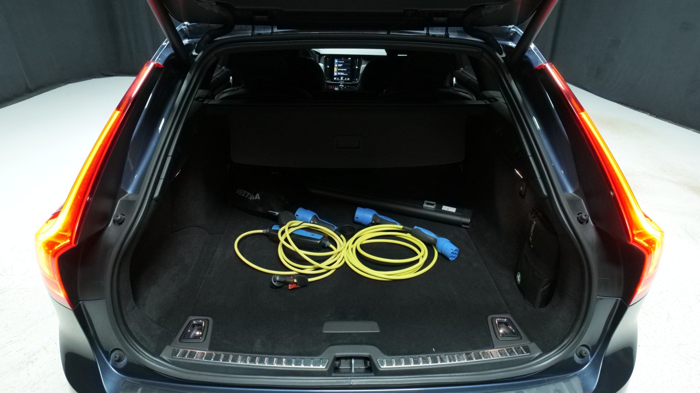 Esittelykuva Volvo V90 kevythybridiautosta.