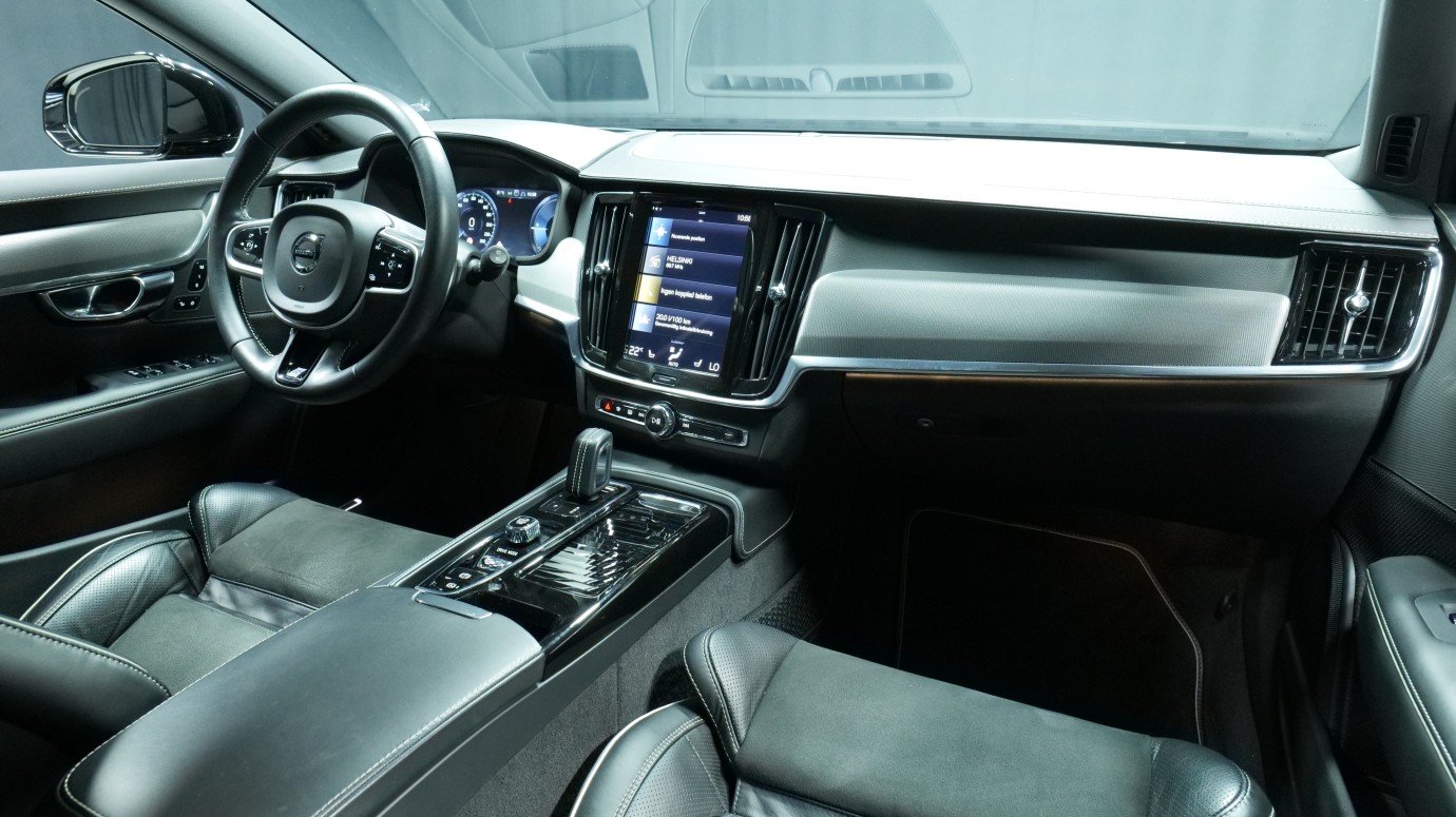 Esittelykuva Volvo V90 kevythybridiautosta.