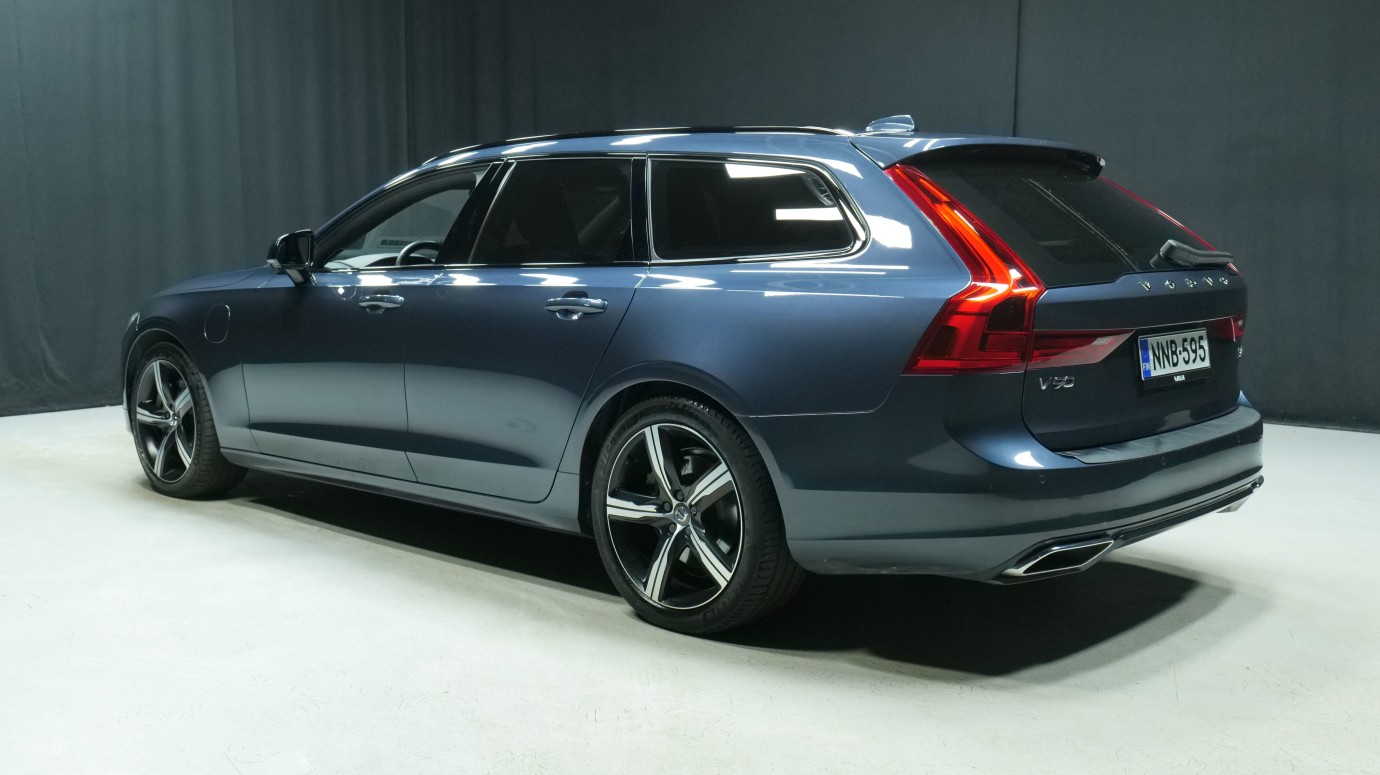 Esittelykuva Volvo V90 kevythybridiautosta.