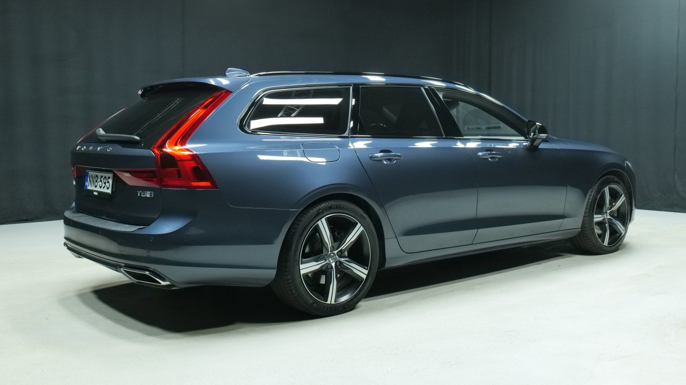 Esittelykuva Volvo V90 kevythybridiautosta.