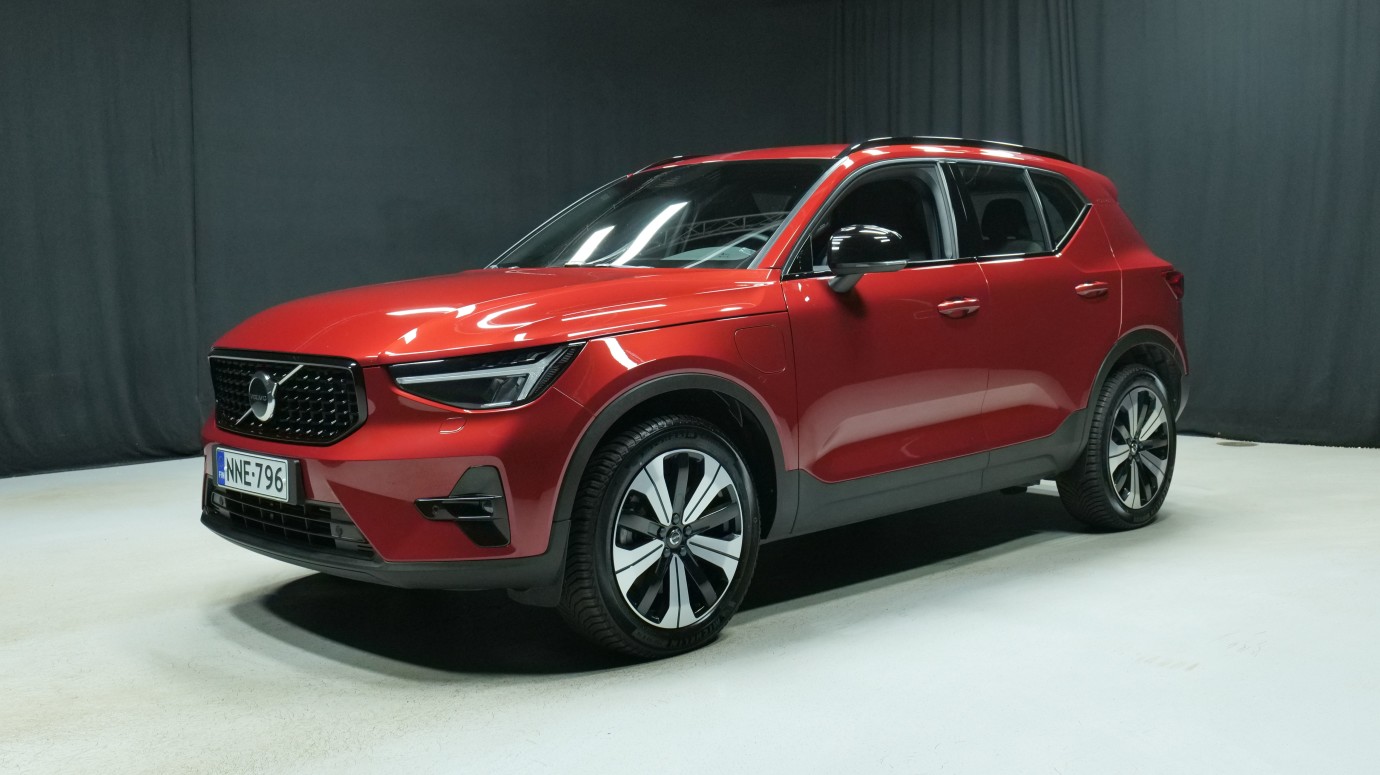Esittelykuva Volvo XC40 kevythybridiautosta.