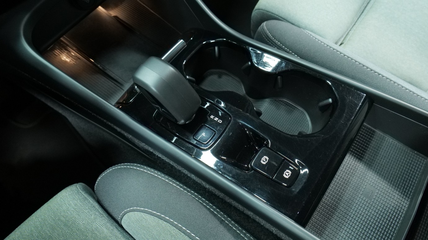 Esittelykuva Volvo XC40 kevythybridiautosta.