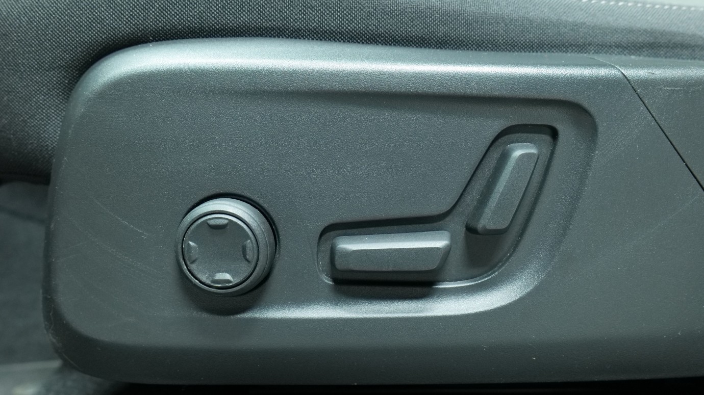 Esittelykuva Volvo XC40 kevythybridiautosta.