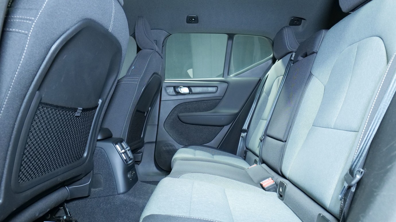 Esittelykuva Volvo XC40 kevythybridiautosta.