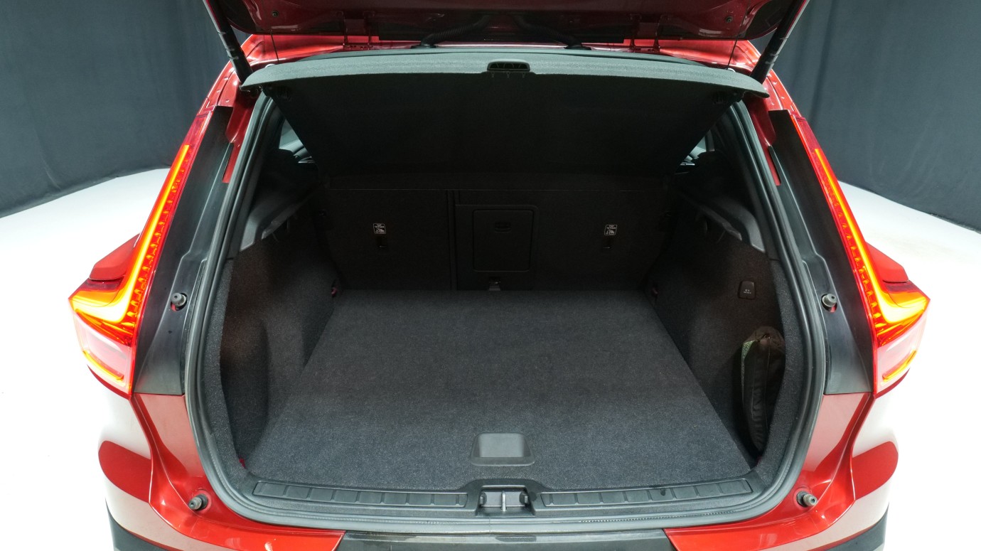 Esittelykuva Volvo XC40 kevythybridiautosta.