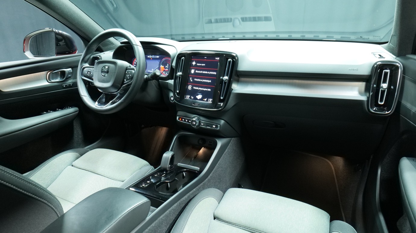 Esittelykuva Volvo XC40 kevythybridiautosta.