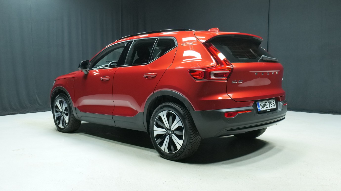 Esittelykuva Volvo XC40 kevythybridiautosta.