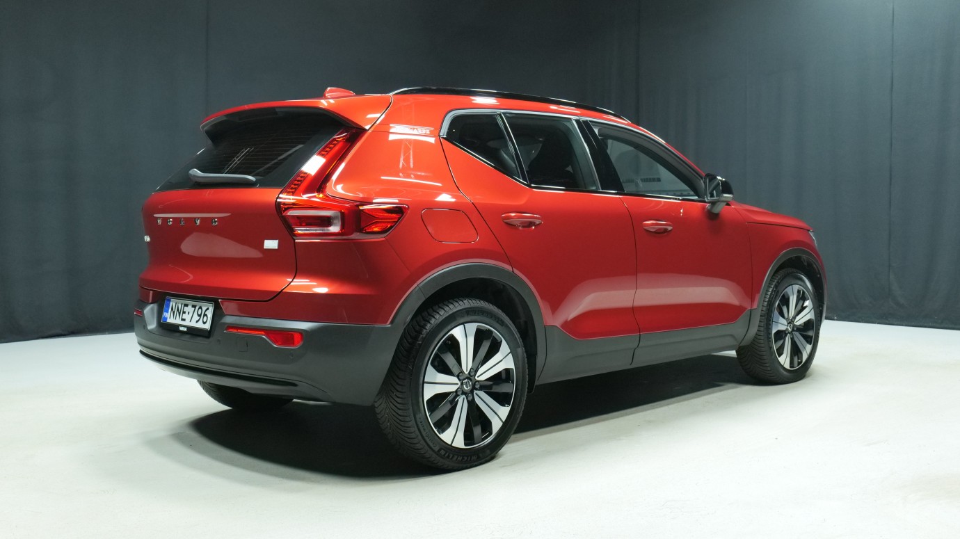 Esittelykuva Volvo XC40 kevythybridiautosta.