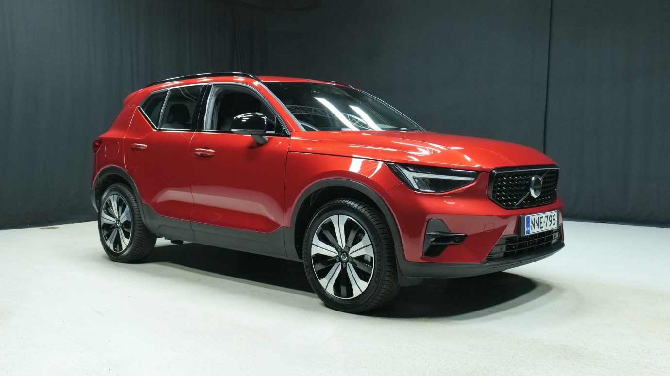 Esittelykuva Volvo XC40 kevythybridiautosta.