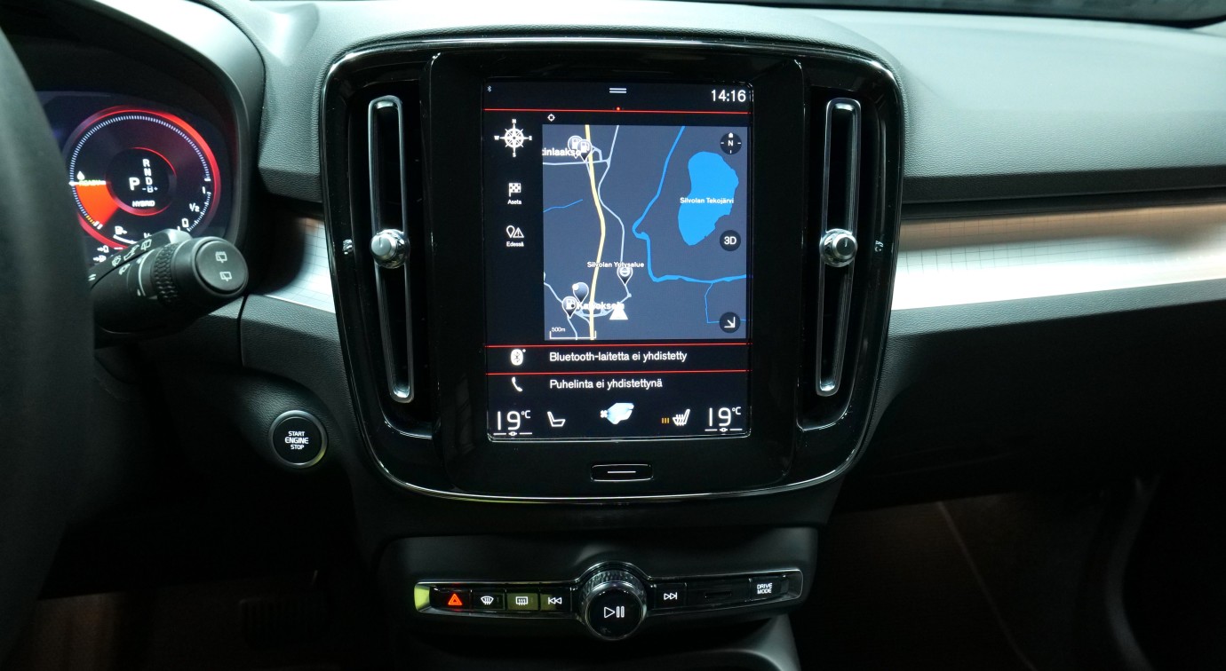Esittelykuva Volvo XC40 kevythybridiautosta.