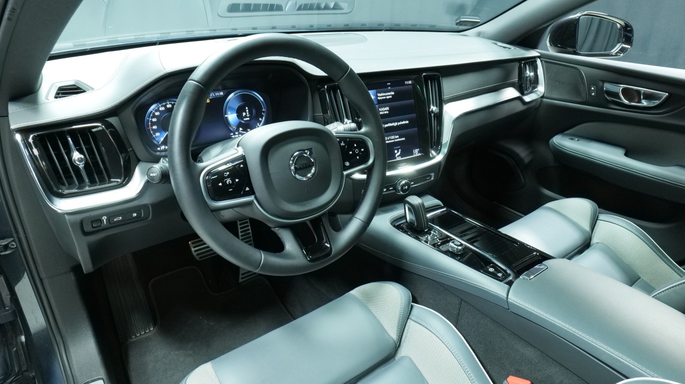 Esittelykuva Volvo V60 kevythybridiautosta.