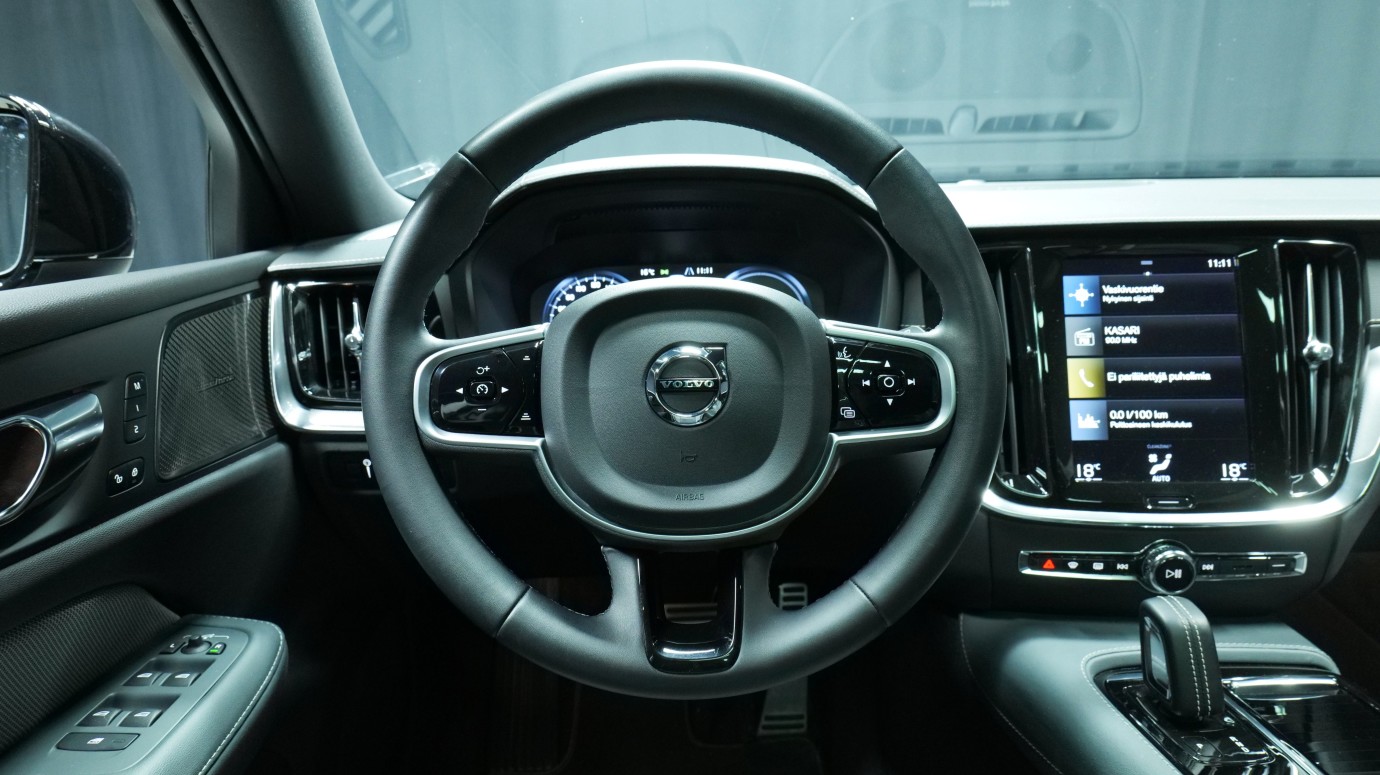 Esittelykuva Volvo V60 kevythybridiautosta.