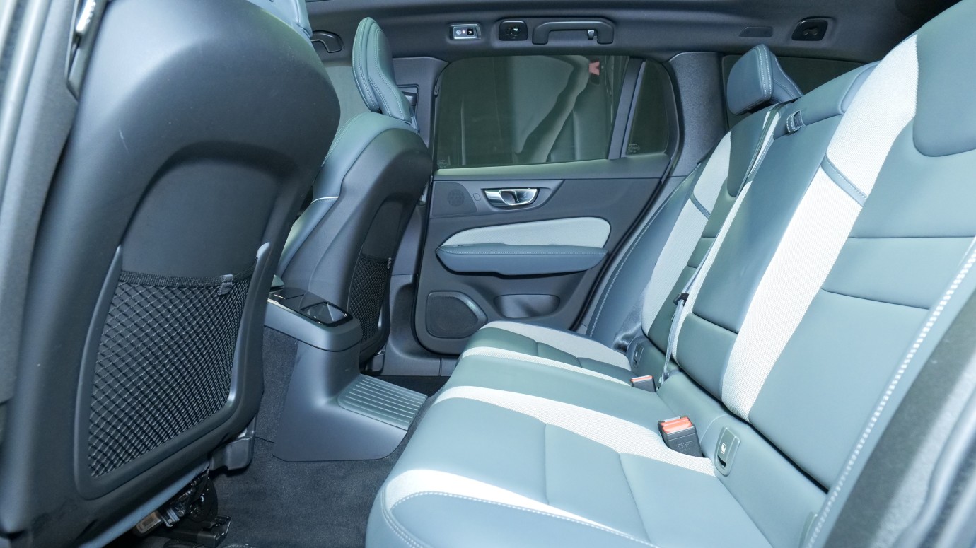 Esittelykuva Volvo V60 kevythybridiautosta.
