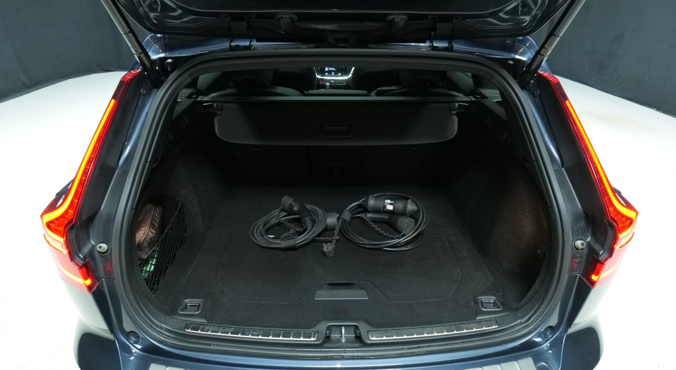 Esittelykuva Volvo V60 kevythybridiautosta.