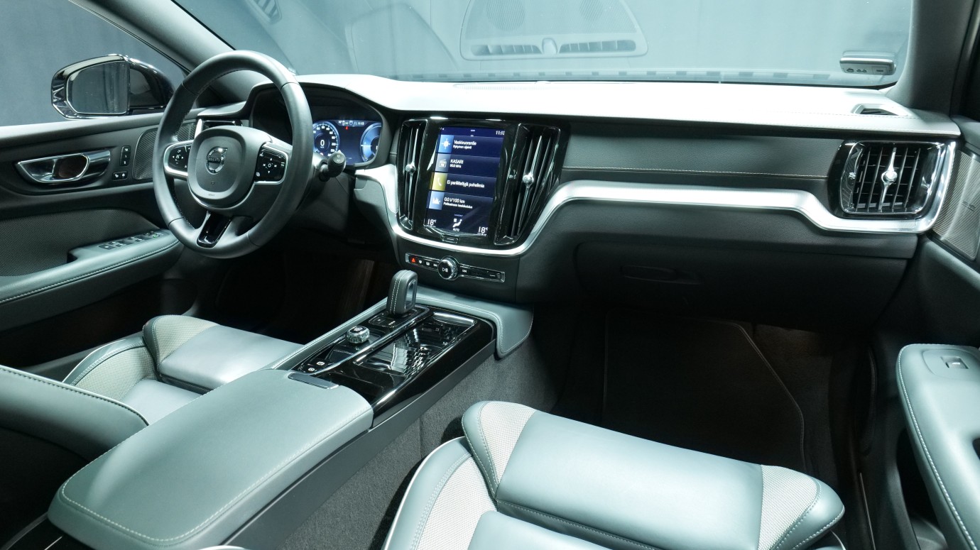 Esittelykuva Volvo V60 kevythybridiautosta.