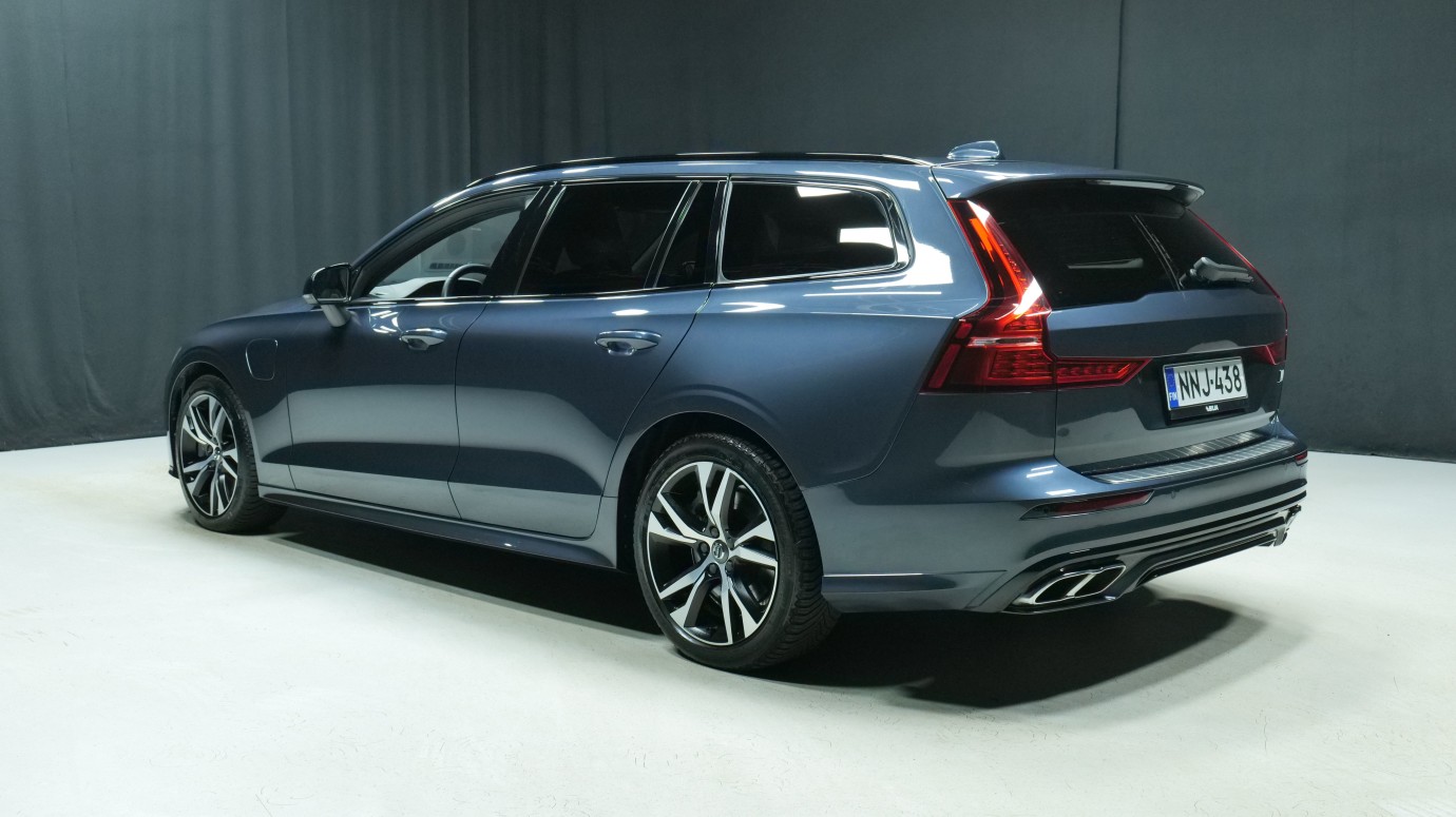 Esittelykuva Volvo V60 kevythybridiautosta.
