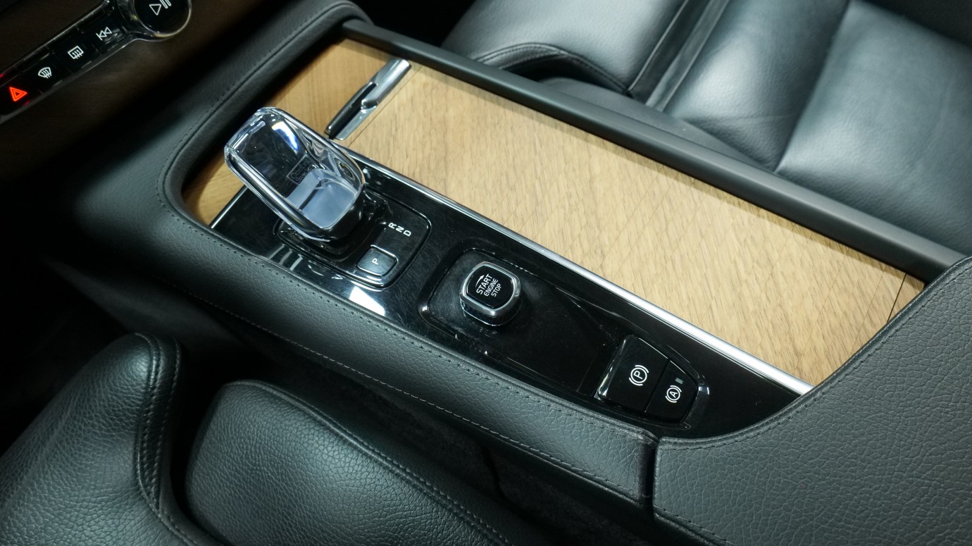 Esittelykuva Volvo XC90 kevythybridiautosta.