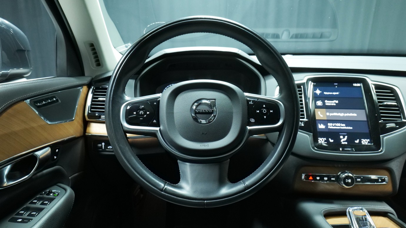 Esittelykuva Volvo XC90 kevythybridiautosta.