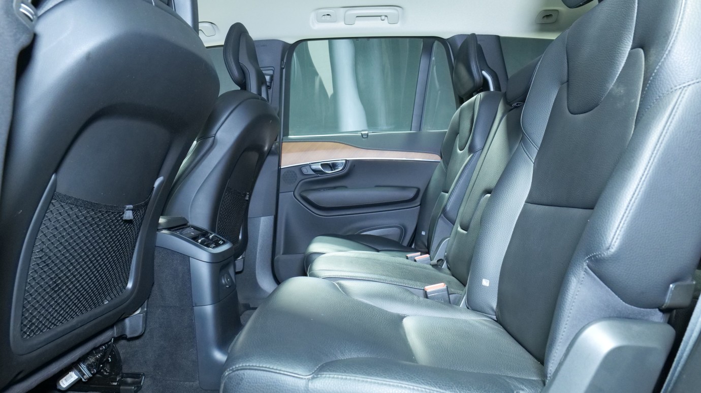 Esittelykuva Volvo XC90 kevythybridiautosta.