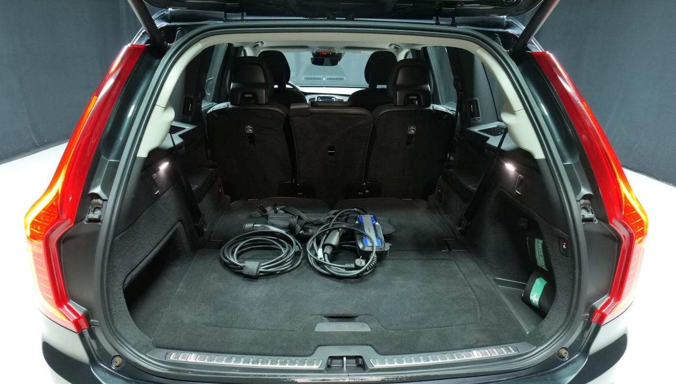 Esittelykuva Volvo XC90 kevythybridiautosta.