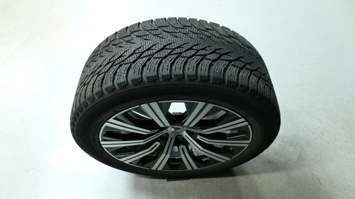 Esittelykuva Volvo XC90 kevythybridiautosta.