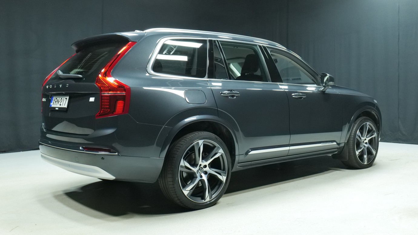 Esittelykuva Volvo XC90 kevythybridiautosta.