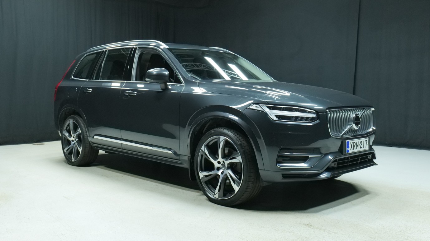 Esittelykuva Volvo XC90 kevythybridiautosta.
