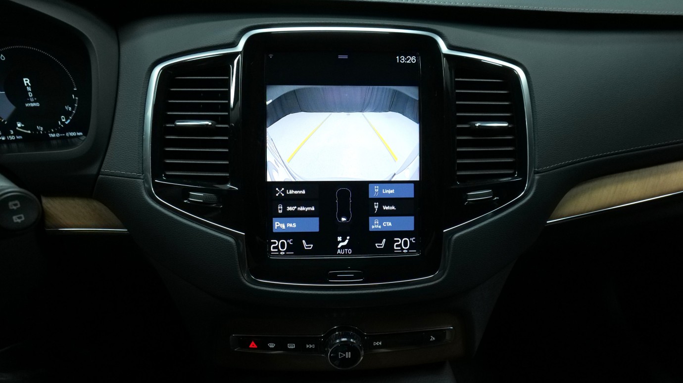 Esittelykuva Volvo XC90 kevythybridiautosta.