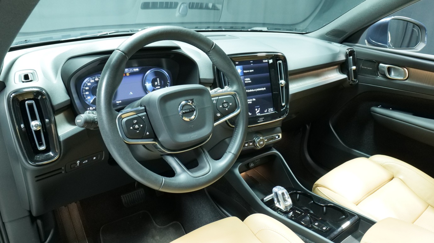 Esittelykuva Volvo XC40 kevythybridiautosta.