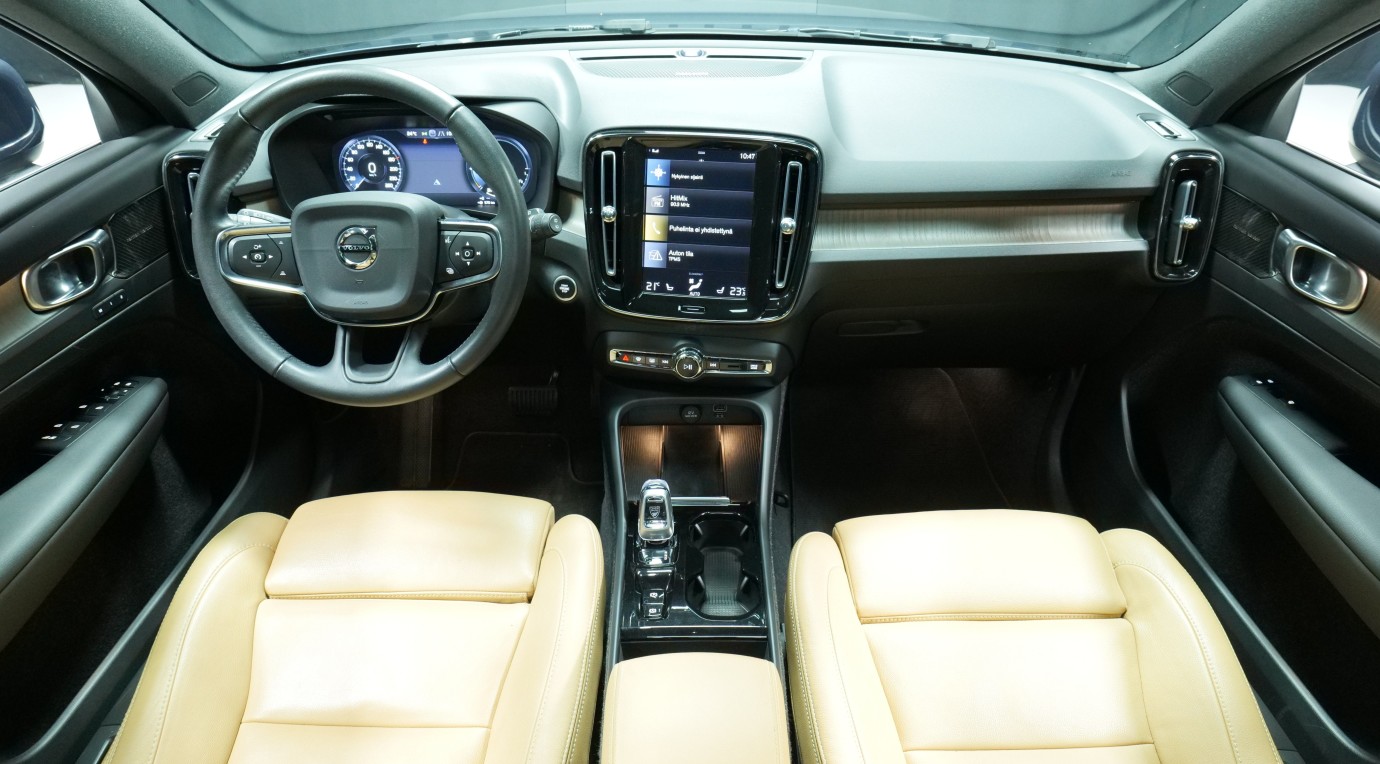 Esittelykuva Volvo XC40 kevythybridiautosta.