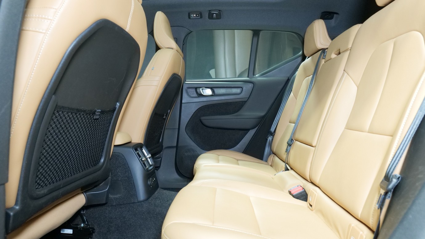 Esittelykuva Volvo XC40 kevythybridiautosta.