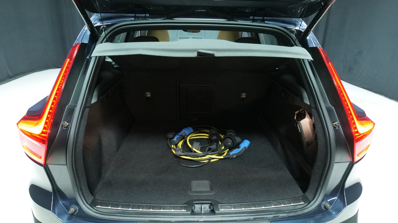 Esittelykuva Volvo XC40 kevythybridiautosta.