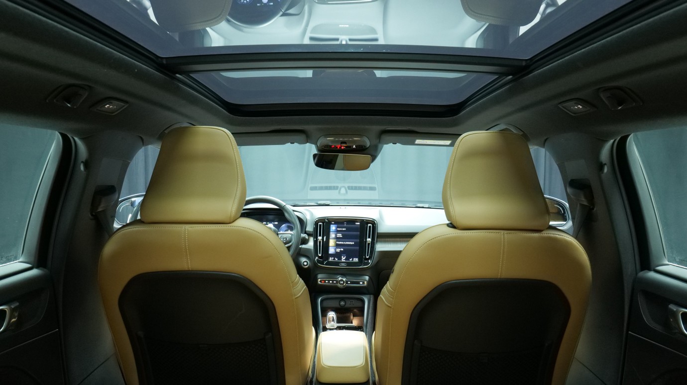 Esittelykuva Volvo XC40 kevythybridiautosta.